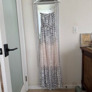 Quiksilver Gray and White Patterned Garment